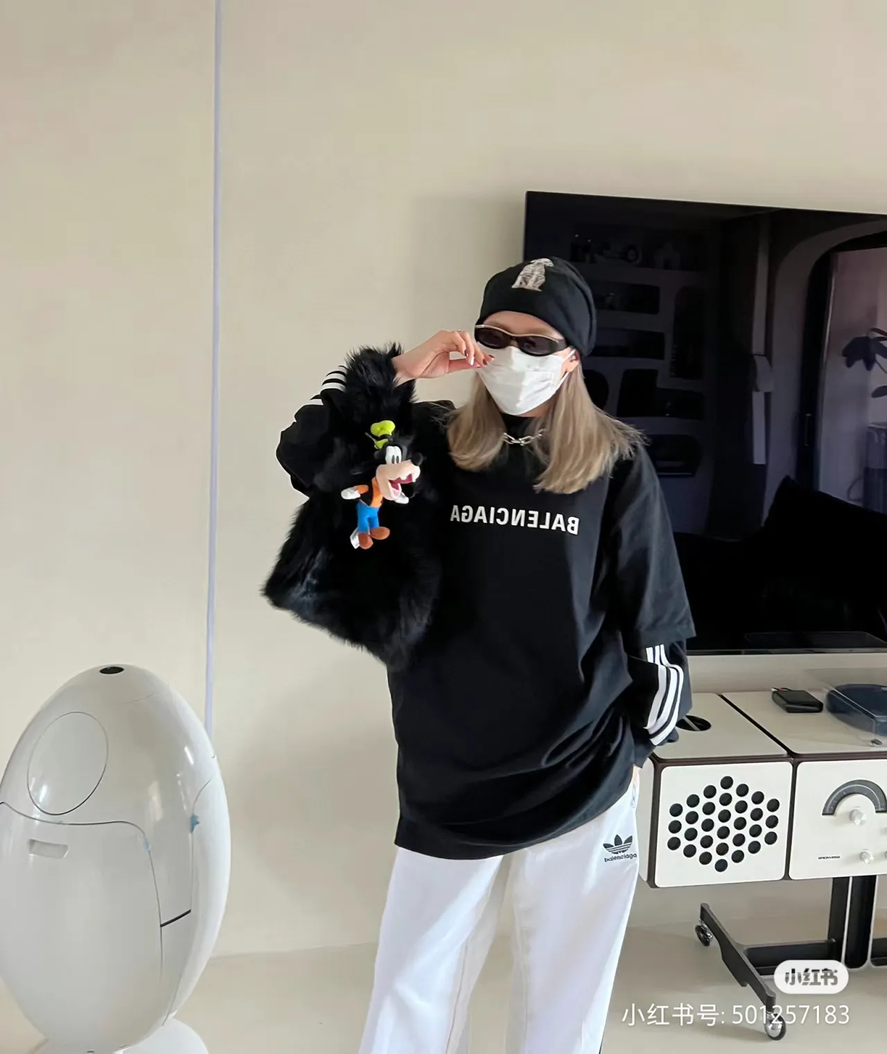 P80✨🔥 BALENCIAGA Paris reverse letter printed short-sleeved T-shirt. Custom-woven and dyed 280g combed cotton heavyweight fabric. Zero color difference in threads. Perfect details. Different from the current currency version. Welcome to compare. Same Style for men and women. Must-sell in the picture above. Color: White Black Size: 1 2 3 4
